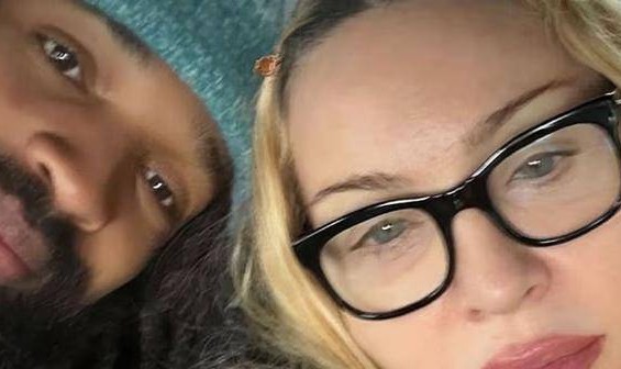 麦当娜承认乘坐了“人生中第二次优步”，去看女儿们为热刺队比赛