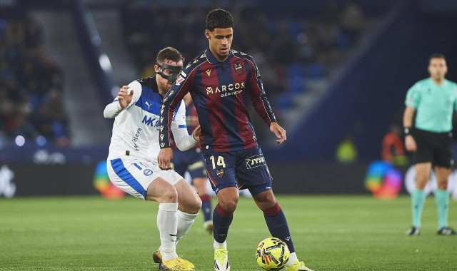 2-0,20岁西班牙新星双响炮,西甲倒数第二完胜阿拉维斯,终结4连败