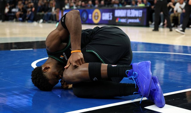 半场不到连折两尊神！迪温琴佐爱德华兹接连重伤退赛