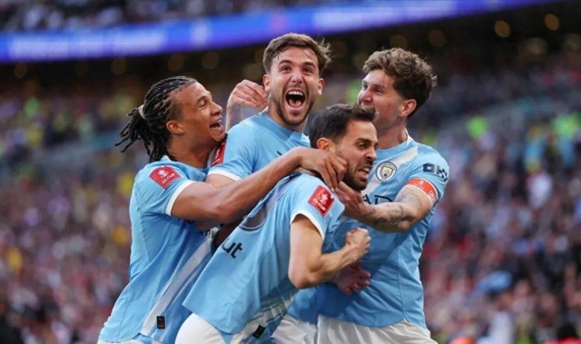 连续四年进决赛！重建期曼城拿下三冠王？一切全靠同行的衬托