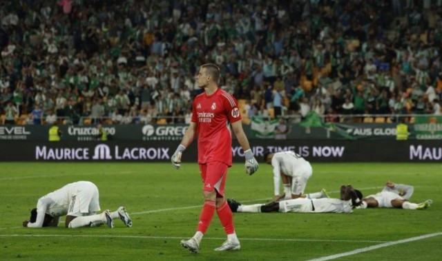 爆冷！皇马被绝平再遭耻辱，四大皆空危机加剧，巴萨最快下轮问鼎西甲冠军